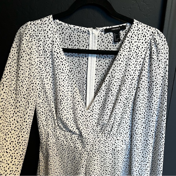 Forever 21 Romper White with black polka dots Long sleeves Zipper back, V-neck S - Picture 3 of 7